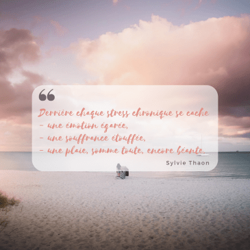 Citation de Sylvie Thaon sur le stress chronique, ses origines émotionnelles et l’invitation à une conférence et un stage pour mieux le comprendre.
